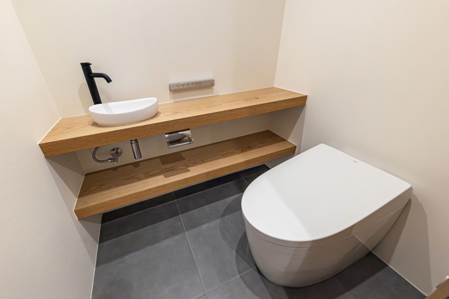気品溢れるトイレはタンクレストイレを採用し、限りある空間にゆとりを生み出しました。スティックリモコンや水栓など、細かな箇所にもこだわりが詰まっています。