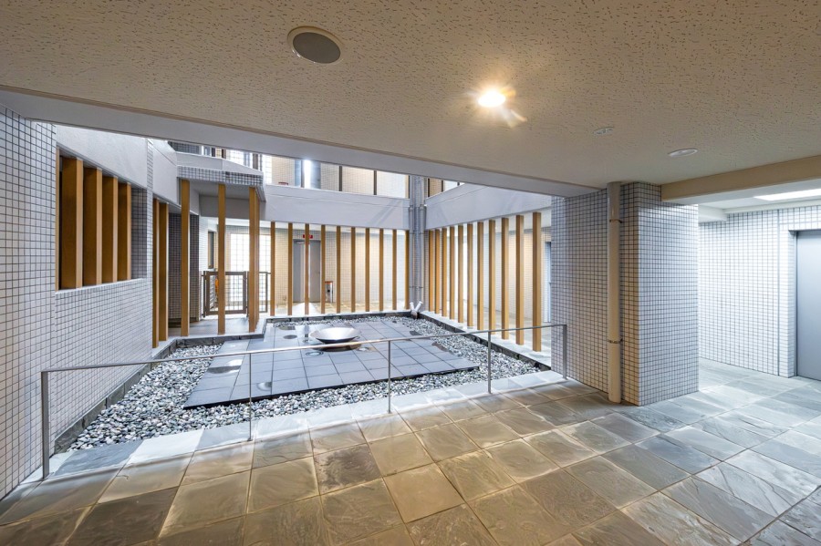 エントランスには最上階まで吹き抜けとなるパティオがあります。堂々たる趣の中に居心地の良さも感じさせ、安らぎの居住空間へ誘います。