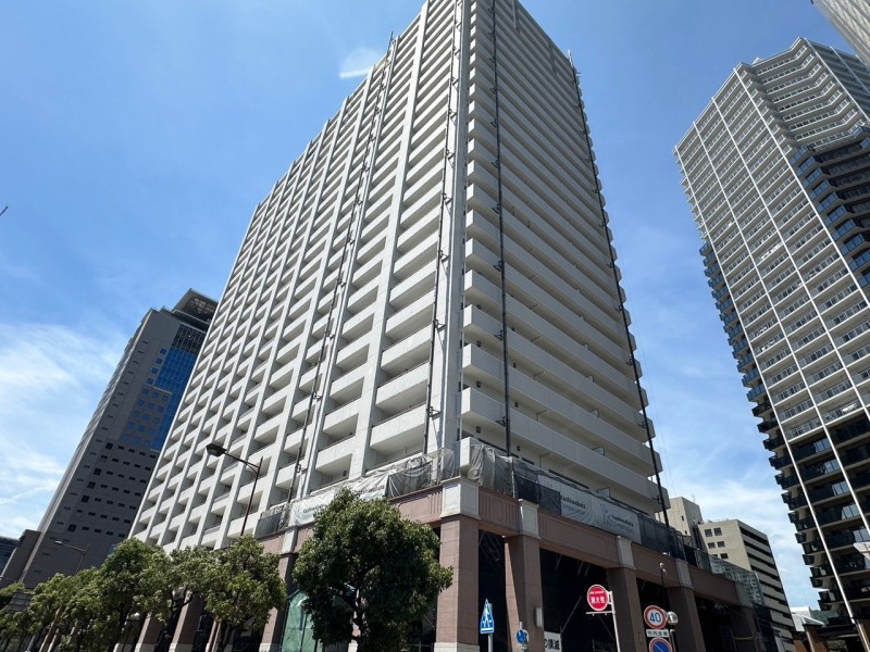 平成23年建築、免震構造タワーレジデンスです。みなとまち神戸の魅力を存分に味わえる、ハーバービューの開放感あふれる住まいです。海からの爽やかな潮風を感じ、ファッション、グルメ、文化の融合が楽しめます。