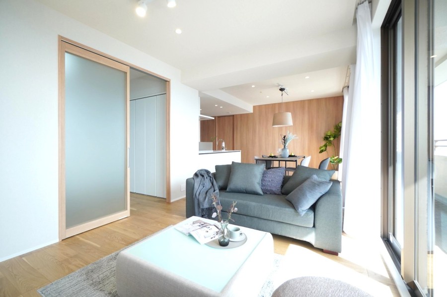 33階部分の南東・南西角住戸です。約36.5m²のワイドバルコニーに面したLDKは約17.8帖の広さがあり、床暖房を完備しておりますので家族がゆったりと団らんの時間を持つことができます。専有面積約91m²のゆとりあるお部屋です。