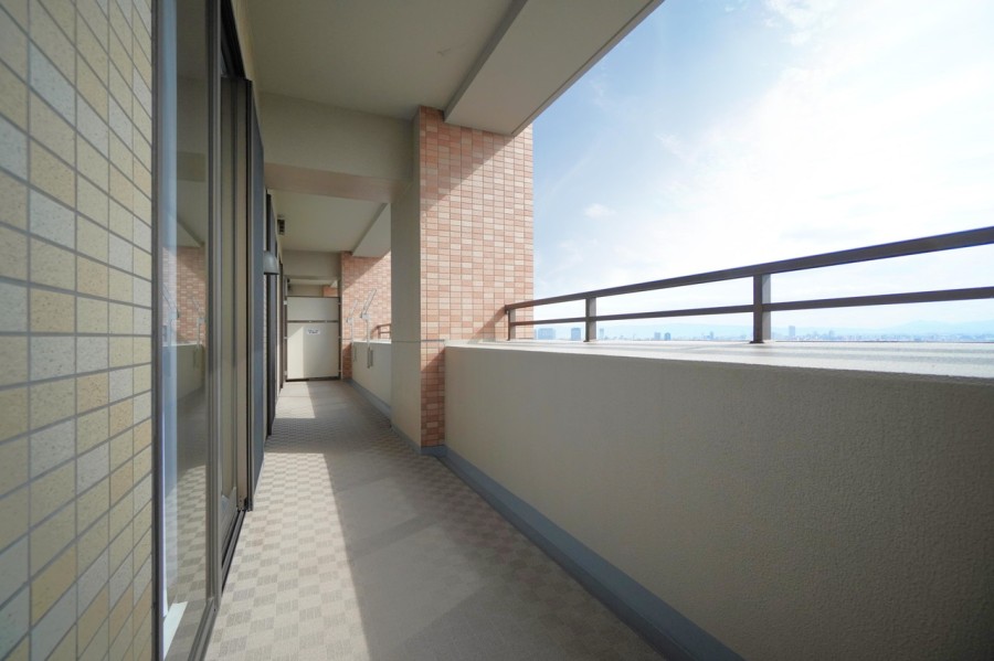 約36.5m²のワイドバルコニーがお部屋の中に優しい光と風を運んでくれます。広々としたバルコニーですのでお洗濯物を干すときも気持ちよく干すことができます。前面を遮る建物も無く、眺望良好です。