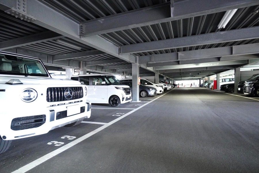 1台分の専用使用権付ですので、駐車場の空き待ちなど煩わしさがございません。しかも無償で使用できますので、お車をお持ちの方には大変便利です。サイズ制限等、詳細はお問い合わせください。