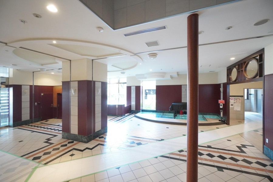 弁天町駅から8分の立地です。スカイラウンジ、フィットネスルーム、キッズルーム、シアタールーム、ゲストルームなどなど共用施設が充実しています。大人から子供まで、棟内でも楽しむことができます。