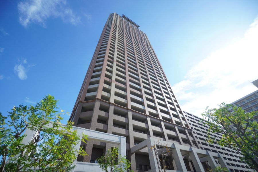 総戸数369戸41階建てレジデンスです。令和4年に大規模修繕工事実施済み、管理体制も良好です。広々とした敷地の中に3つの建物が悠々と建ち、共用施設も充実しています。また、駐車場1台分の専用使用権付です。