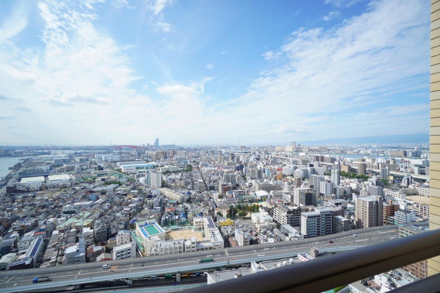 33階部分から大阪湾を望む爽快な眺望が広がります。季節や時間と共に変化していく大きな空を眺めながら、大きく深呼吸をして一日の疲れをリセットしたくなるような贅沢な眺めです。
