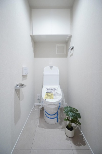 TOTO製ウォシュレット一体型のトイレ新規交換済みです。毎日清潔に使用して頂けるように、汚れのつきにくい素材、お手入れらくらくな機能を多数搭載したものを採用しています。いつも快適に清潔に使用できます。