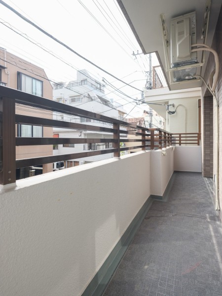 暮らしに大切な光と風を感じることができるバルコニーです。物干し金物付き、天気の良い日には洗濯物がしっかりと乾きそうです。