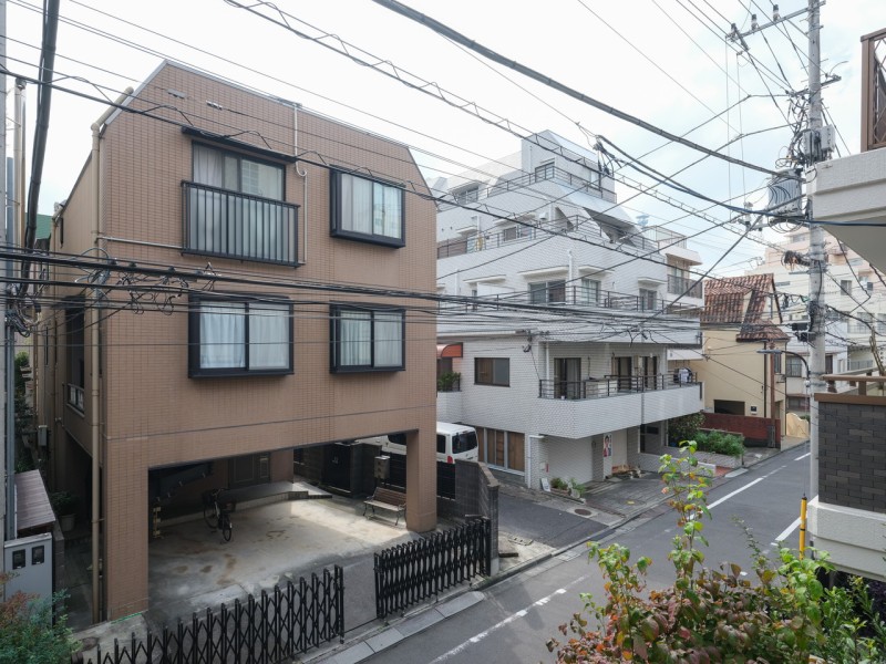 のびやかに広がる空が日常になり、至福の時間に包まれる住まいです。開けた空を眺めながらほっと一息つき、日常をアップデートできる空間です。