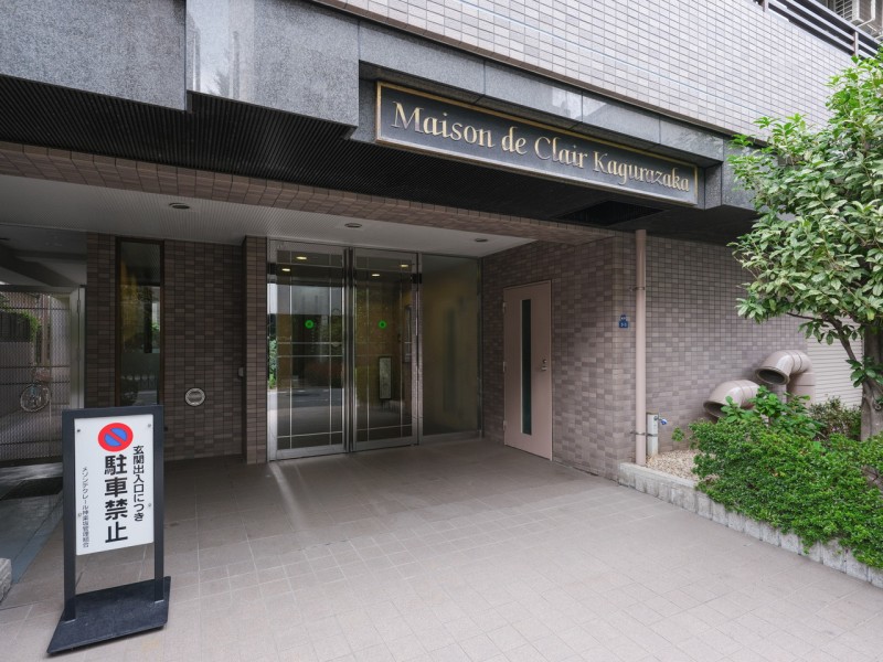 管理体制も整っており、共用部分も綺麗に整えられています。総戸数22戸の小規模の落ち着いた雰囲気のタイル張りの建物で、重厚感あるエントランスが迎えてくれます。