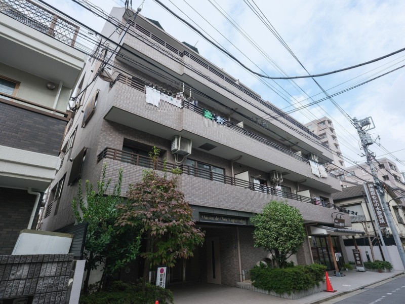『牛込神楽坂』駅徒歩4分の好立地！低層エリアの閑静な住宅街に佇む5階建てのマンションです。人気の「神楽坂」も徒歩圏内♪周辺には、スーパーやドラッグストア、カフェなどが点在しており生活至便な住環境です。