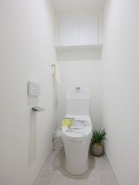 優れた節水効果や汚れが付きにくい便座など、ほしかった機能が揃ったTOTO製ウォシュレット一体型トイレを新規設置しました。吊戸棚も設置しましたので、収納も便利です。