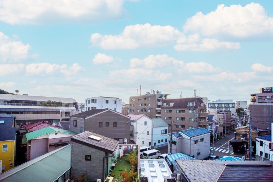 前面に高い建物が無いので、開放的な眺望です。遠くまで広がる大空が堪能でき、日々をアップデートできそうです。