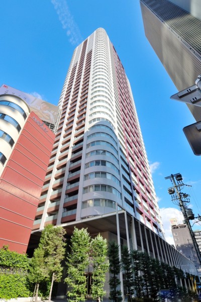 阪急梅田駅まで4分、その他JR、地下鉄利用可能な大阪の中心地です。コーナーデザインを活かした印象的な外観が目を引きます。エントランスまでのメインゲートも非常に美しいデザインで迎えてくれます。