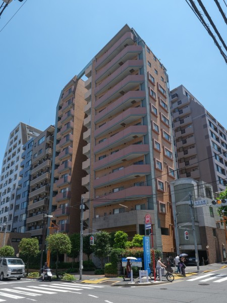 4駅6路線利用可能、行先に合わせて路線を使い分けできる好立地。住環境の揃った『神楽坂』が生活圏で人気のエリアです。あると便利な宅配ボックスが完備されており、ペットと暮らせる快適なマンションです。