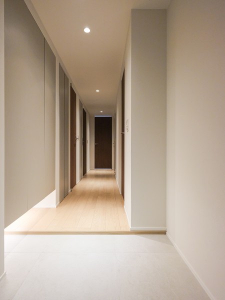 住まいの顔となる玄関はその先に待つ、上質な居住空間を予感させる気品溢れるスペースです。人感センサー照明のため、いつでも明るい空間が出迎えます。
