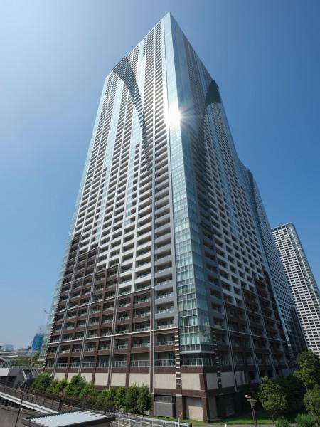 都心の利便性と水辺の潤いに恵まれた58階建てタワーレジデンス。都心側のミッドタワー、海側のシータワーの中心には、水と緑に囲まれたセントラルパークがあり四季折々の表情を楽しむことができます。