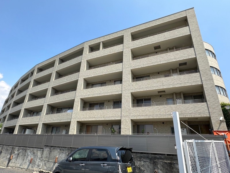 JR芦屋駅徒歩10分、阪神打出駅徒歩10分、2駅2路線利用可能な便利な立地です。平成14年建築の美しいベージュのタイル貼りの外観が目を引くマンションです。総戸数26戸に対してエレベーターが3基配置されており、プライバシーに配慮された構造です。