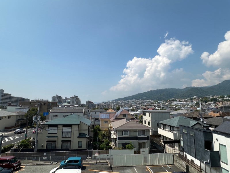 南西向きのバルコニーからは前面を遮る建物も無く、お部屋の中に優しい光と風を運んでくれます。季節と共に変化していく遠くの山々の景色をの眺めながら大きく伸びをしたくなるような眺望です。
