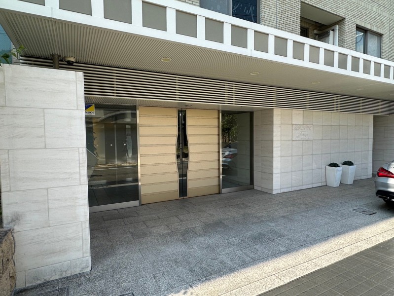 周辺は戸建てとマンションが立ち並ぶ静かな住宅街です。80平米以上のゆったりとした間取りプランが採用された、子育てファミリー層の方々におすすめの物件です。ペット飼育可能で、大切な家族と新生活をスタートできます。