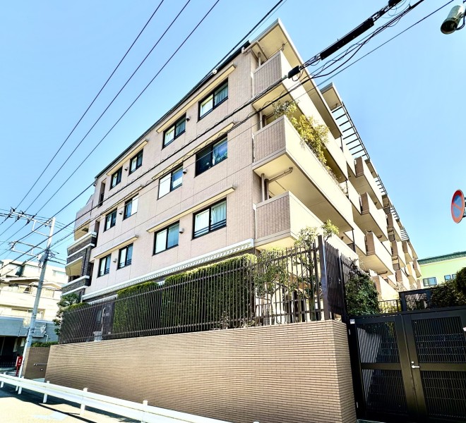 淡く優しい色味の外観が、穏やかな空気を纏う街に溶け込みます。管理体制良好・安心の強耐震マンションです。
