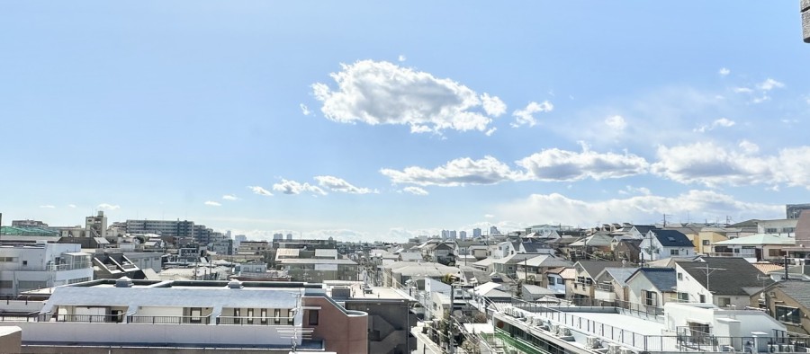 バルコニーからの眺望は、目の前に高い建物がなく開けた青空を仰げます。のびやかに広がる空が日常になり、至福の時間に包まれる住まいです。