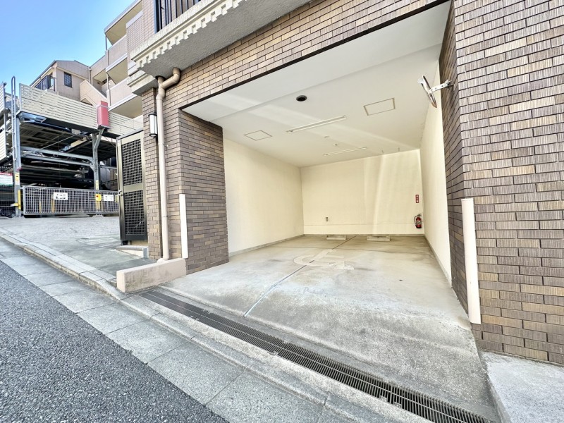 ◆ハイルーフ対応屋根付駐車場◆ショッピングや旅行、レジャーが気軽に楽しめる駐車場を完備しています。※空き状況は変化することがございますのであらかじめご了承ください。
