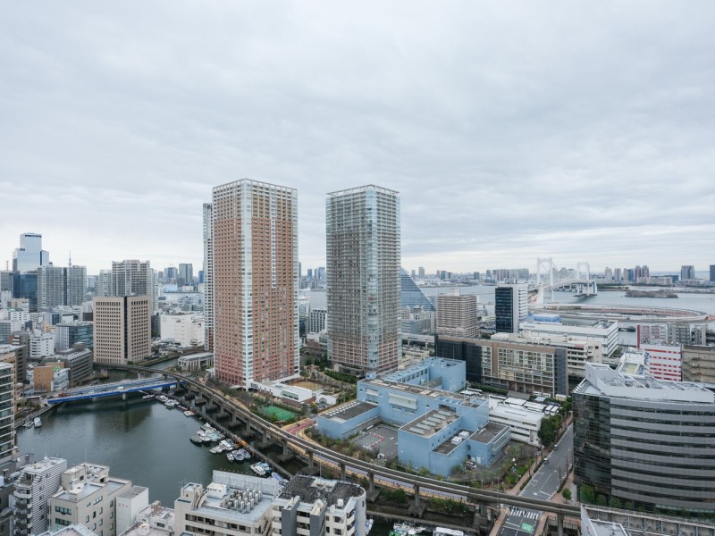 都心と、利便と、潤いに寄り添う。贅沢な開放空間を堪能できる27階部分のお部屋です。東京湾・レインボーブリッジを望み、忙しない毎日をアップデートできそうです。