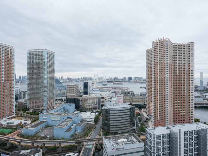 デジタルには語りきれない、胸のすく大空と水の潤いを手中におさめることができます。都市の喧騒を遠ざけ、日々の暮らしをより彩ります。