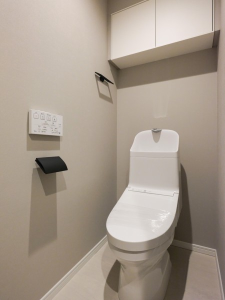 レストルームも上品さが宿る安らぎのスペースに仕上がりました。吊戸棚にはトイレットペーパーや掃除用具を収納できるので便利です。