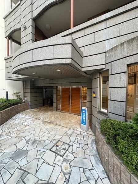 エントランスの外まで管理が行き届いて綺麗なマンションです。心安らぐ植栽が施され、毎日気持ち良く出入りできますね。
