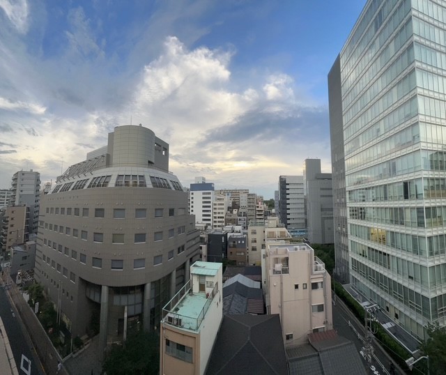 都心らしいビル群と広々とした青空の鮮やかなコントラストが楽しめる、のびのびとした景色が広がります。ほっと一息つき、日々をアップデートできそうです。