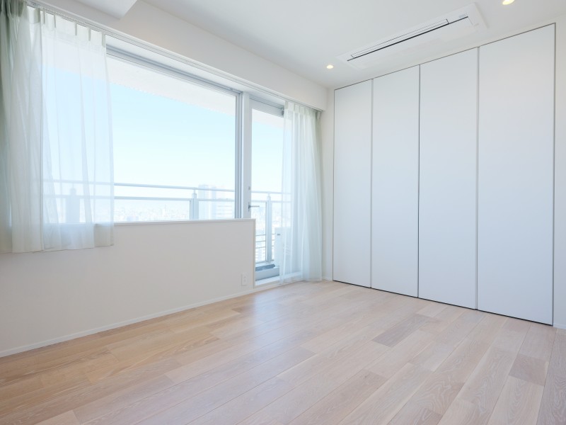 クローゼット付きの洋室2はバルコニーに面した開放的なお部屋です。凹凸が少なく家具配置のしやすさは◎自由なレイアウトをお楽しみいただけます。