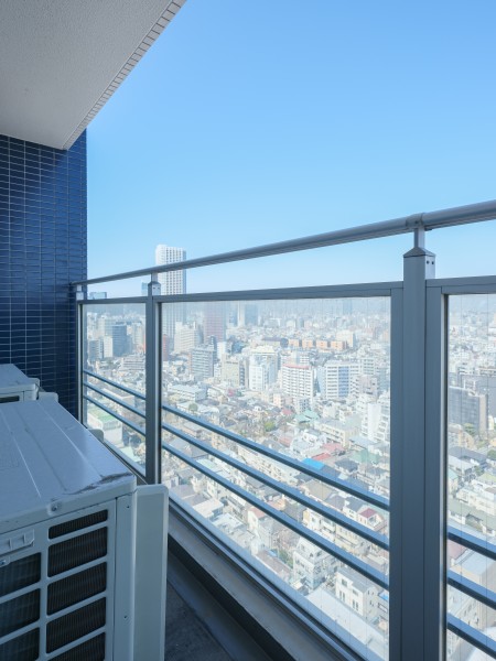 眼前に都心を望むバルコニーです。都会の眺望を楽しみながらほっとひといき。リフレッシュタイムにぴったりです。