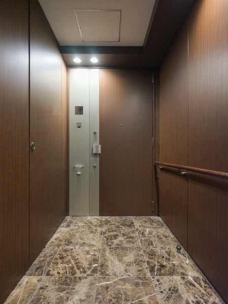 格調高い雰囲気を醸し出す玄関前です。この先にどんなお部屋が広がっているのか思わずワクワクしてしまう、ラグジュアリーさが魅力です。