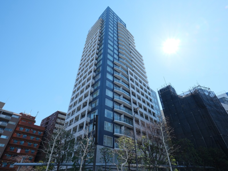 住友不動産旧分譲の瀟洒な外観がひときわ目を引くシンボリックタワーマンションです。24時間有人管理、快適な暮らしを支える多彩な共用設備が充実しています。