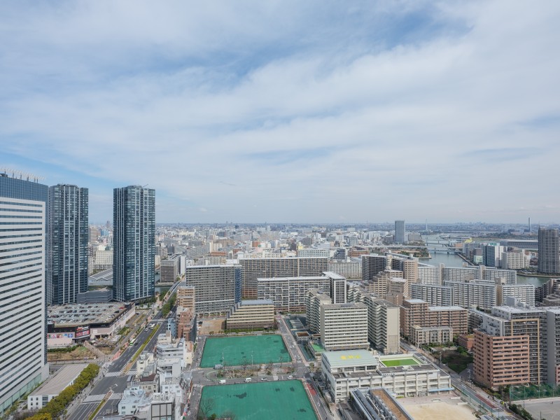 バルコニーからの眺望です。遠くまで青々と広がる大空や、心休まる水辺の景色を一望でき、忙しい日々を忘れさせてくれるような時間が流れます。