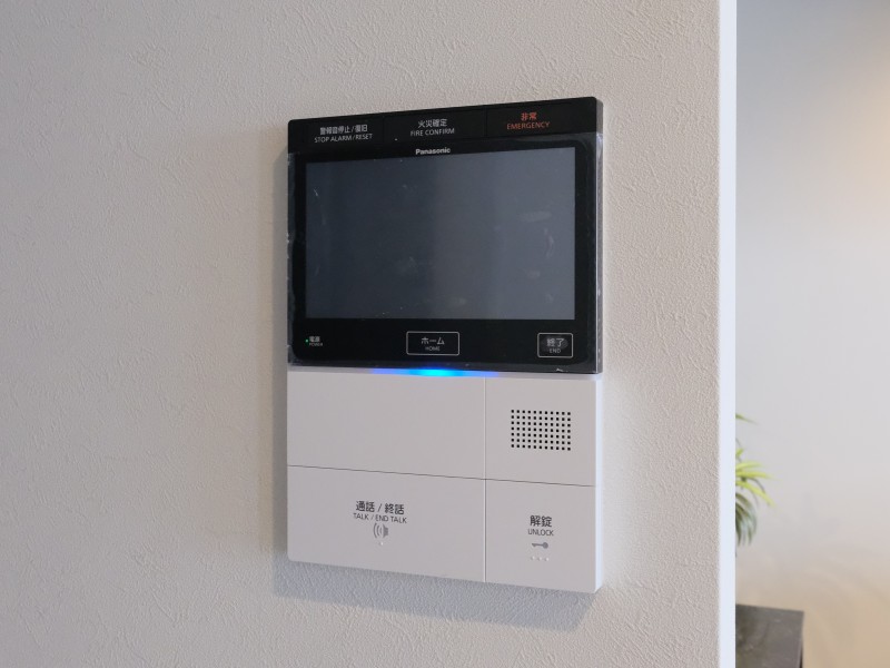 ◆TVモニター付インターホン◆訪ねてきた相手をモニター越しに確認でき、防犯対策に役立ちます。インターホン越しに話をすることが可能です。