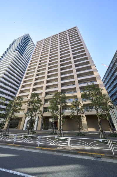 ベイフロントに佇む22階建てタワーレジデンスです。安心の24時間有人管理・制震構造を採用。ペット飼育可(規約有)。毎日の暮らしをサポートするコンシェルジュが皆様を出迎えます。