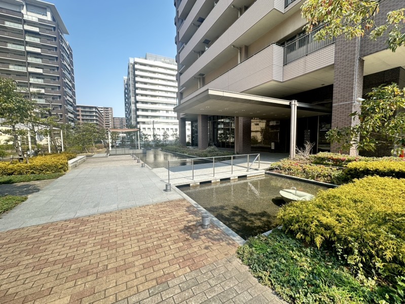 24時間有人管理で管理体制も良好、安心してお住まい頂けます。共用部や植栽も美しく整えられており、快適に家族やゲストを迎えてくれます。免震構造、オール電化で災害の多い我が国でも安心してお住まい頂けます