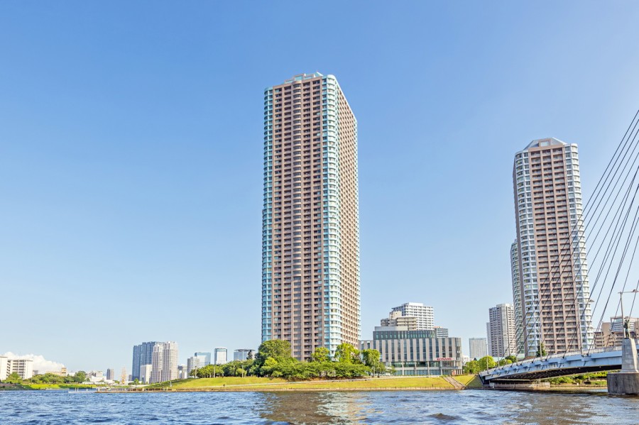 東京駅から2km圏内！「リバーシテイ21地区」最北端に聳え立つ、隅田川と公園の緑に囲まれた立地です。2000年グッドデザイン賞受賞の大規模タワーマンションです。