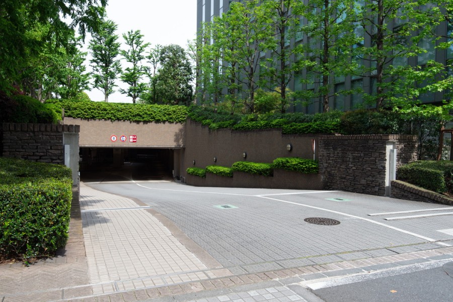 マンション内には駐車場を完備しています。高速道路へのアクセスが良いので、ご家族での旅行も楽しめそうです♪（空き状況は変わる場合がございます）