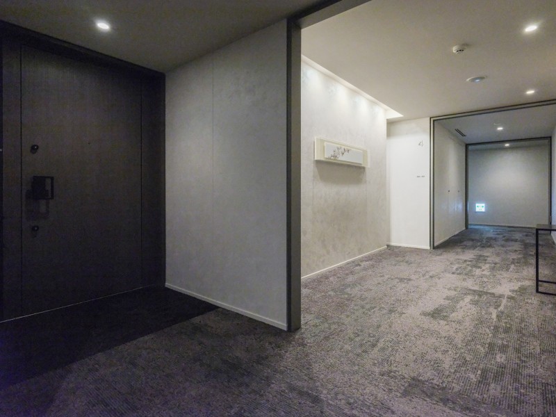 共用部は、ホテルライクな内廊下設計です。プライバシーを守れるので、安心してお住まいいただけます。