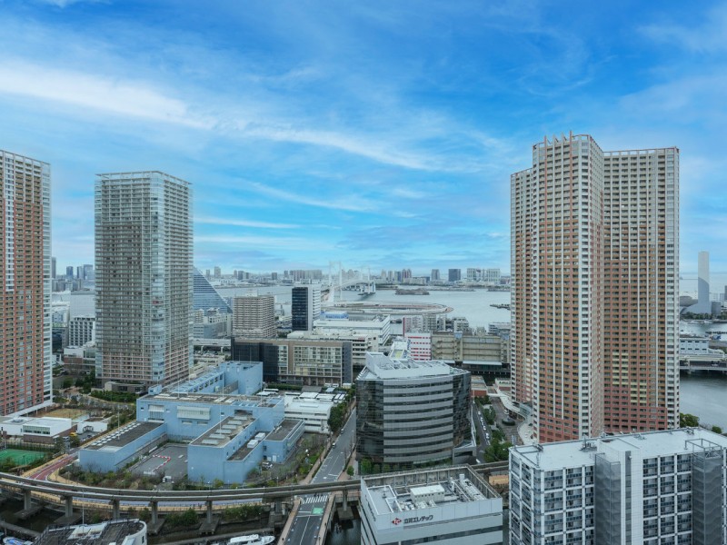 デジタルには語りきれない、胸のすく大空と水の潤いを手中におさめることができます。都市の喧騒を遠ざけ、日々の暮らしをより彩ります。