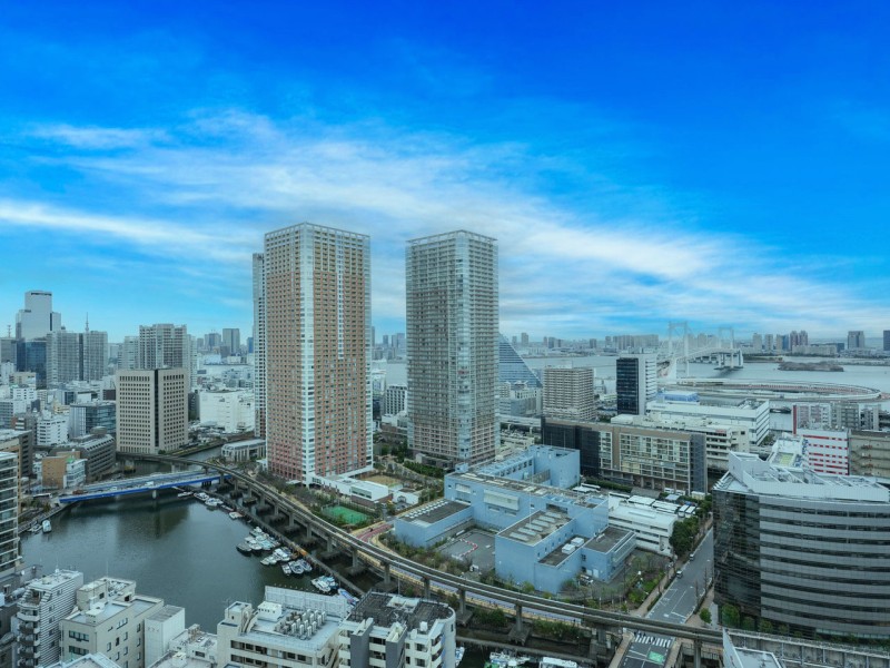 都心と、利便と、潤いに寄り添う。贅沢な開放空間を堪能できる27階部分のお部屋です。東京湾・レインボーブリッジを望み、忙しない毎日をアップデートできそうです。
