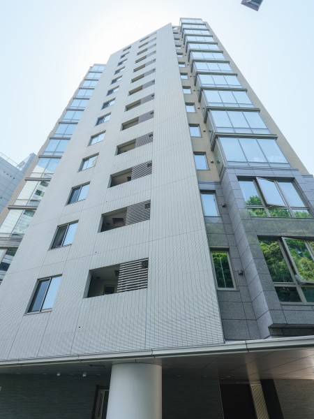 瀟洒な外観がひときわ目を引く地下2階地上14階建のマンションです。新宿御苑隣接。各居室から新宿御苑の緑景が望めます。
