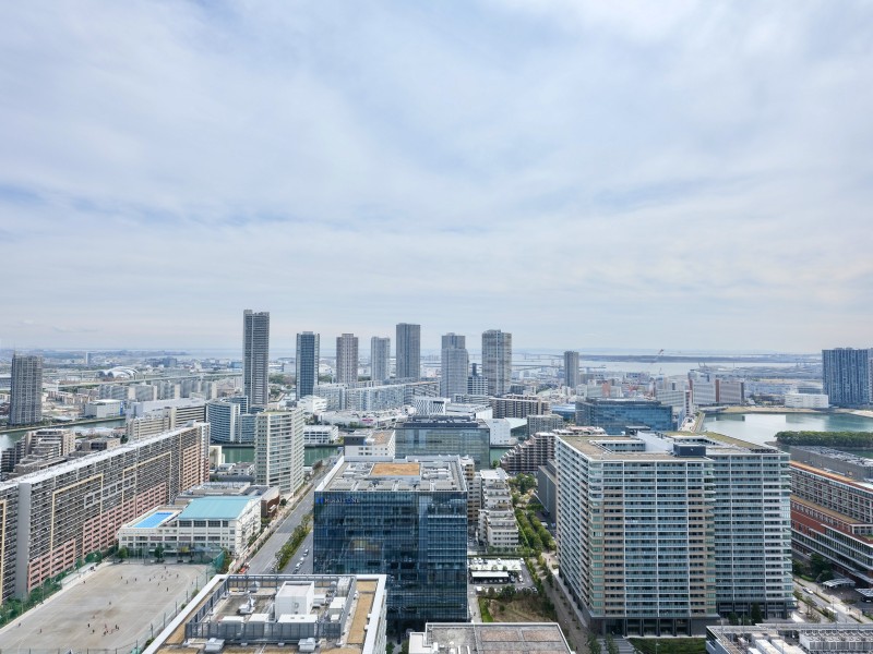 バルコニーからの眺望です。遠くまで青々と広がる大空や、心休まる水辺の景色を一望でき、忙しい日々を忘れさせてくれるような時間が流れます。