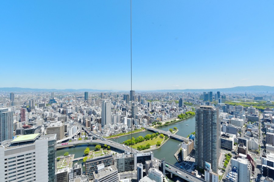 50階部分のリビングから、北東向きの眺望です。大阪市街の街並みと大川のゆったりとした流れを臨む眺望が眼下に広がります。開放感にあふれた眺望を独占できる贅沢な空間です。ゲストにも圧巻の眺望を楽しんで頂けます。