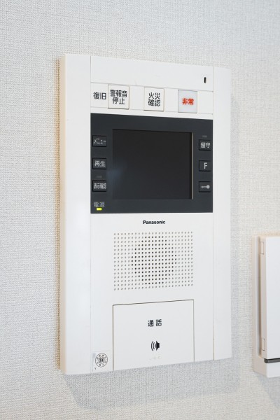 ◆TVモニター付インターホン◆訪ねてきた相手をモニター越しに確認でき、防犯対策に役立ちます。インターホン越しに話をすることが可能です。