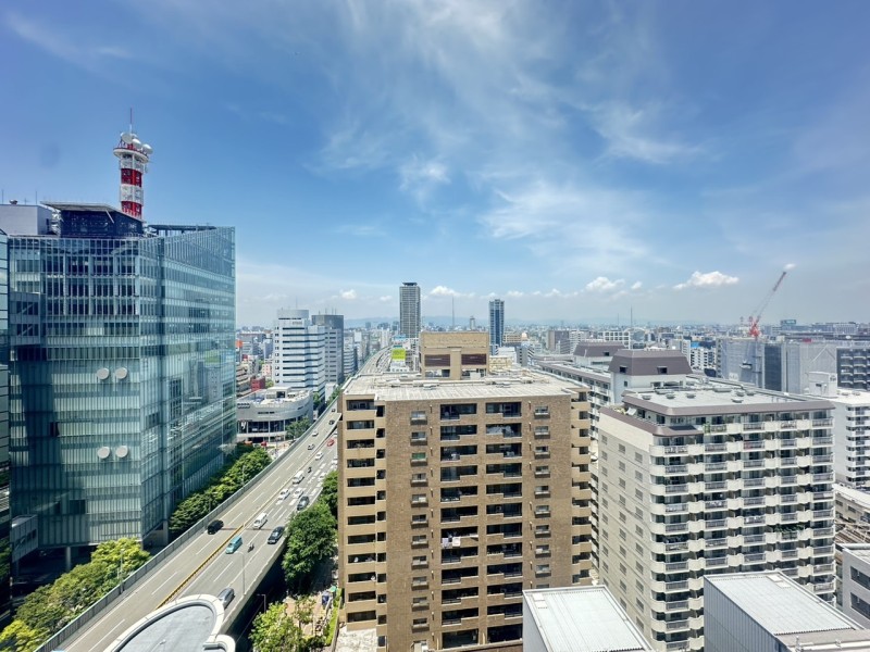 北側の眺望です。日々進化していく大阪梅田エリアの街並みを眺めることができます。洗練された都心の暮らしを満喫できる立地です。