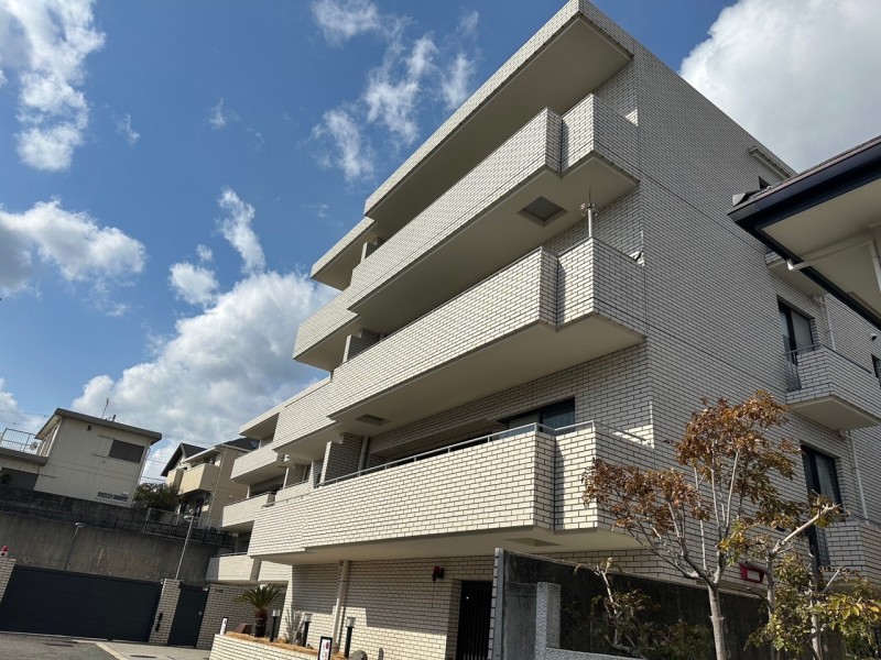 1990年建築、総戸数22戸、4階建ての低層のマンションです。周辺は戸建てや同規模のマンションが立ち並ぶ閑静な住宅地で、子育て世代の方々にも住みやすい環境です。御影北小学校まで徒歩4分です。